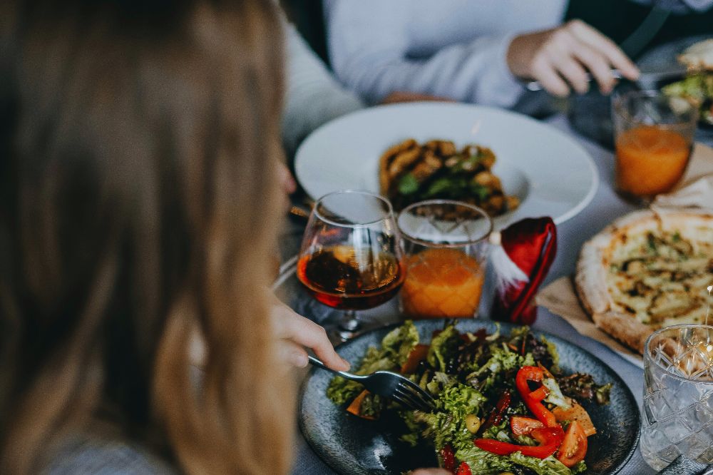 Angst voor eten met anderen: zo ga je ermee om